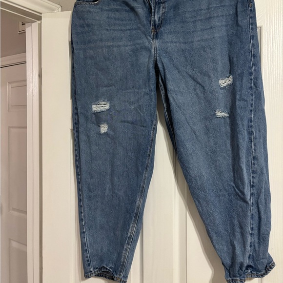 Old Navy Women's Distressed Jeans - Picture 3 of 3